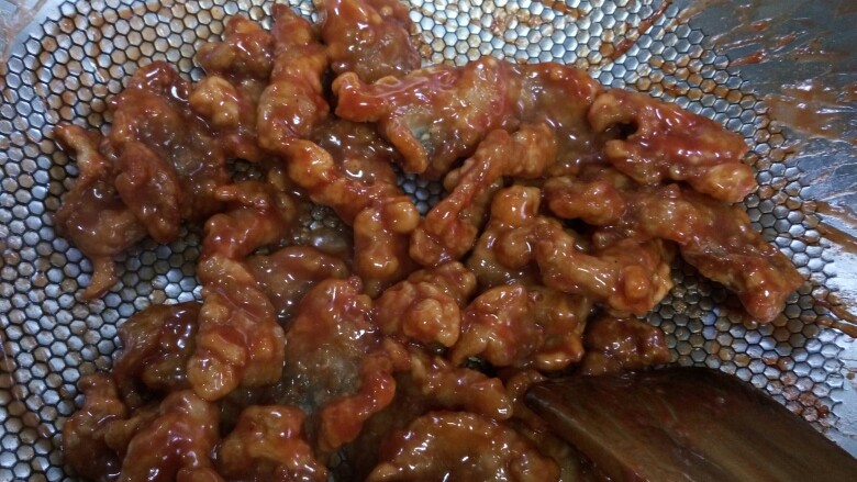 东北锅包肉
(茄汁锅包肉),将炸好的肉倒入酱汁里中火翻炒均匀,让每块肉都裹上酱汁即可出货