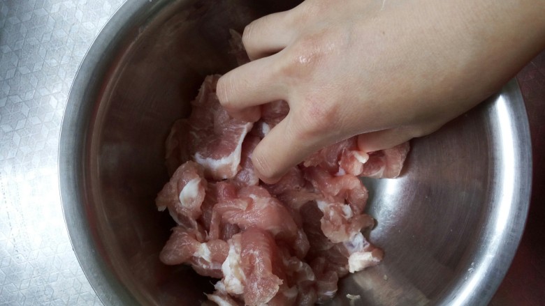东北锅包肉
(茄汁锅包肉),加少许盐将肉抓匀,腌制10分钟左右
