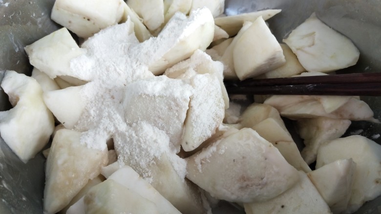 番茄炒茄子,散上盐的茄子下面就会有水,把水弄掉撒些淀粉和面粉,