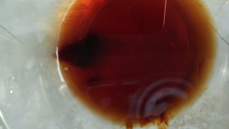 番茄炒茄子,这是生抽加了点水,把生抽稀释一下,炒的过程中放进去
