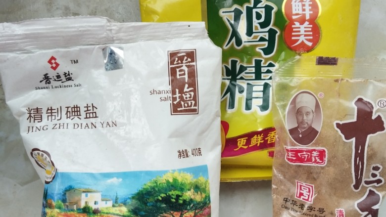 番茄炒茄子,放入家里的常用调料：鸡精，十三香，盐适量，盐可以少放点