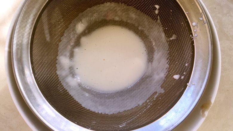 麻薯抹茶软欧,将搅拌好的面糊过筛,避免有面粉颗粒