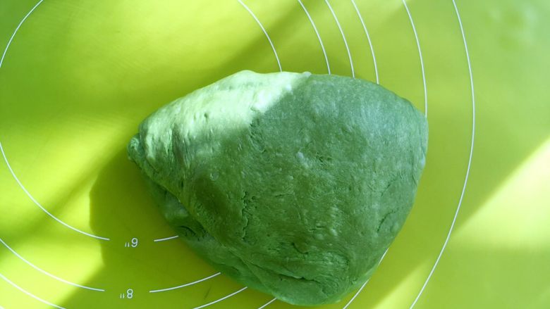 麻薯抹茶软欧,将面团取出,按压排气