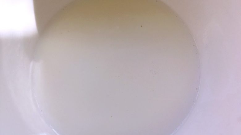 麻薯抹茶软欧,发面的时间来做麻薯,牛奶加砂糖隔水加热至砂糖融化,取出放一旁降至常温