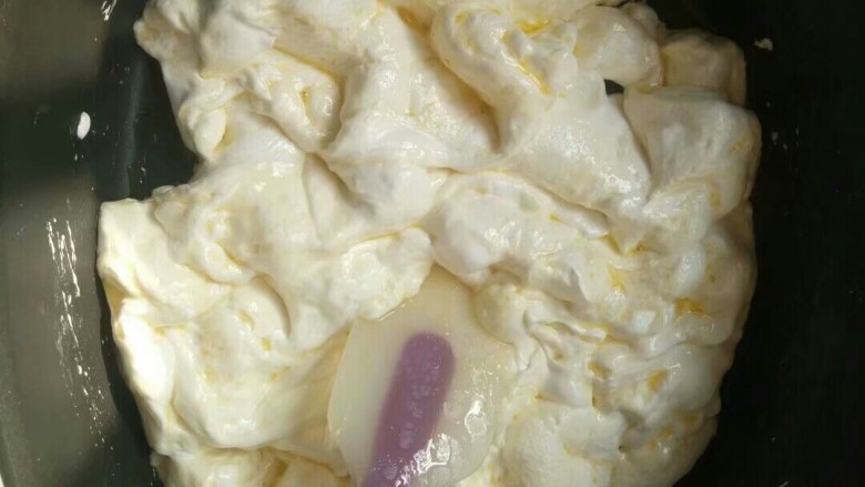 蔓越莓牛轧糖,加热的时候翻拌要快速,使所有的棉花糖都全部融化掉!