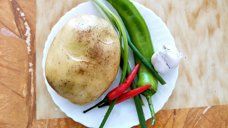 酸辣土豆丝,准备好<a style='color:red;display:inline-block;' href='/shicai/ 23'>土豆</a>,<a style='color:red;display:inline-block;' href='/shicai/ 3250'>葱</a>,小米红椒,<a style='color:red;display:inline-block;' href='/shicai/ 61'>青椒</a>,<a style='color:red;display:inline-block;' href='/shicai/ 2795'>蒜头</a>