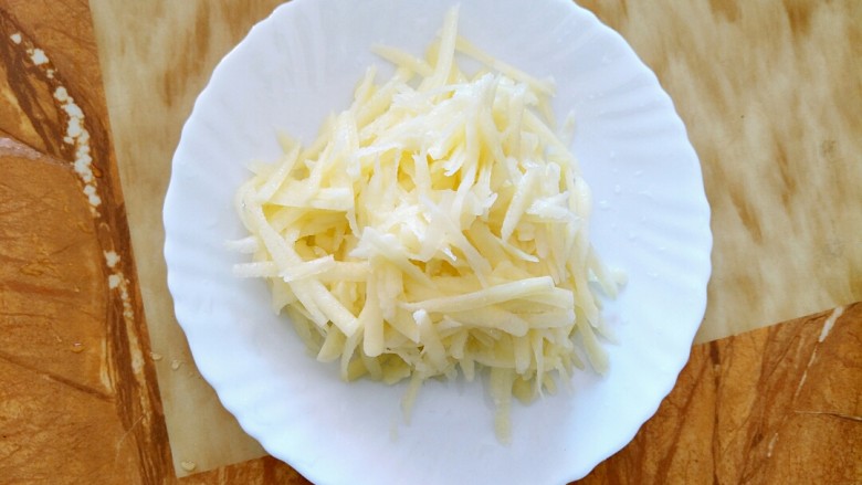 酸辣土豆丝,土豆去皮切丝