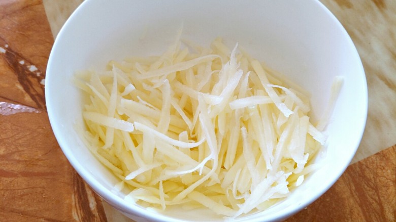 酸辣土豆丝,泡完水的土豆丝捞起来沥干水