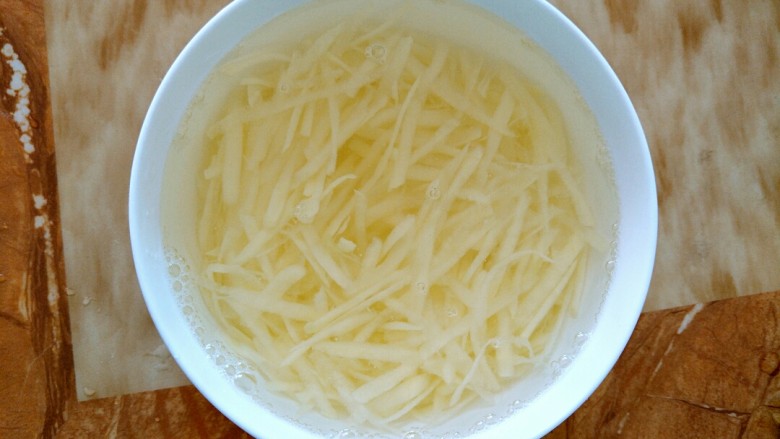 酸辣土豆丝,土豆丝多洗几次,去去淀粉,然后泡水里,