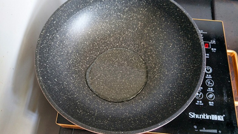 酸辣土豆丝,麦饭石不粘炒锅放入适量的<a style='color:red;display:inline-block;' href='/shicai/ 849'>花生油</a>