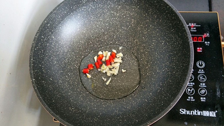 酸辣土豆丝,油热放入蒜蓉跟小米粒爆香