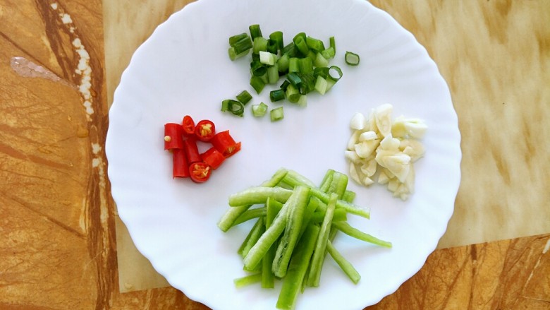 酸辣土豆丝,小米粒切段,青椒切丝,蒜头切蓉,切葱花