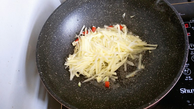 酸辣土豆丝,再加入土豆丝