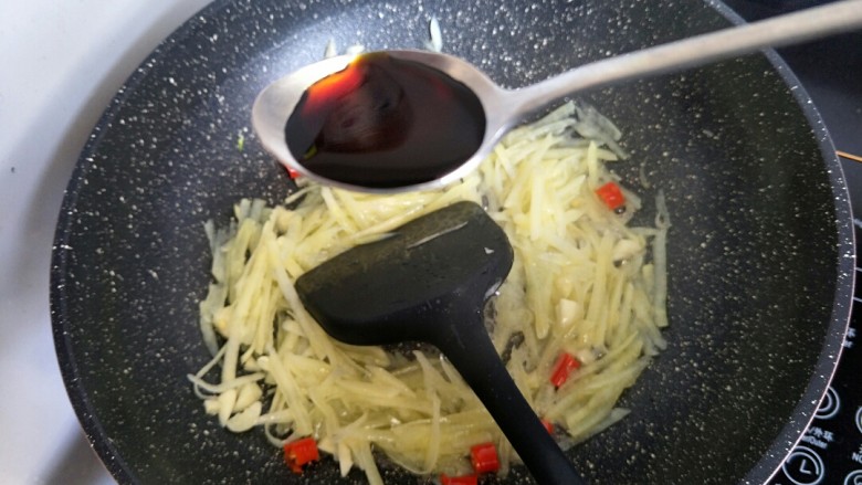 酸辣土豆丝,适量<a style='color:red;display:inline-block;' href='/shicai/ 692'>酱油</a>