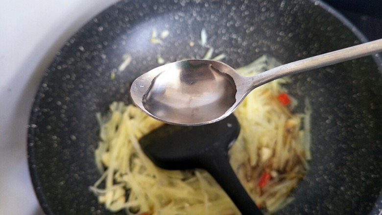 酸辣土豆丝,适量的<a style='color:red;display:inline-block;' href='/shicai/ 715'>白醋</a>,我就喜欢酸一点,我就多放了醋