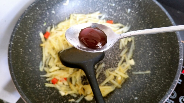 酸辣土豆丝,少许的<a style='color:red;display:inline-block;' href='/shicai/ 721'>蚝油</a>