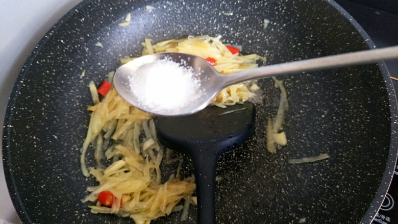 酸辣土豆丝,适量的盐,然后翻炒均匀