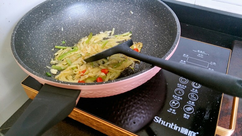 酸辣土豆丝,翻炒到土豆丝断生就可以关火上盘了。