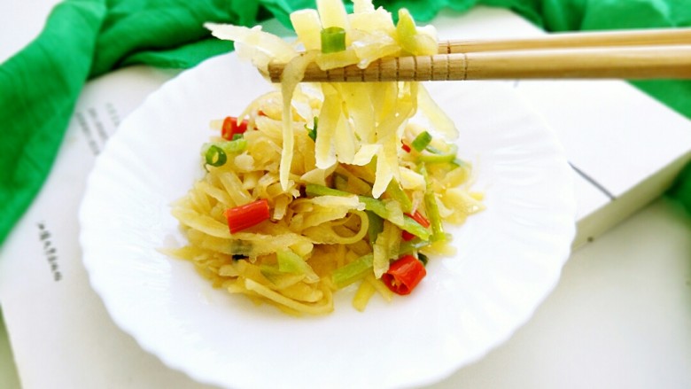 酸辣土豆丝,要不要来一口啊,我就不客气了,我先吃了😁