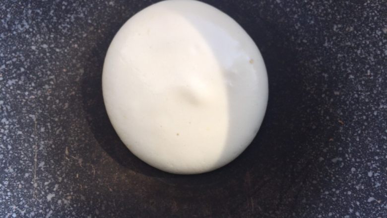 原味松饼(蛋白打发版),用勺子舀一勺放入平底锅,平底锅不用放油