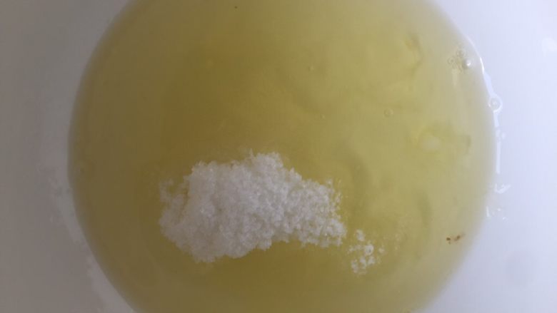 原味松饼(蛋白打发版),蛋清里加入20克白砂糖