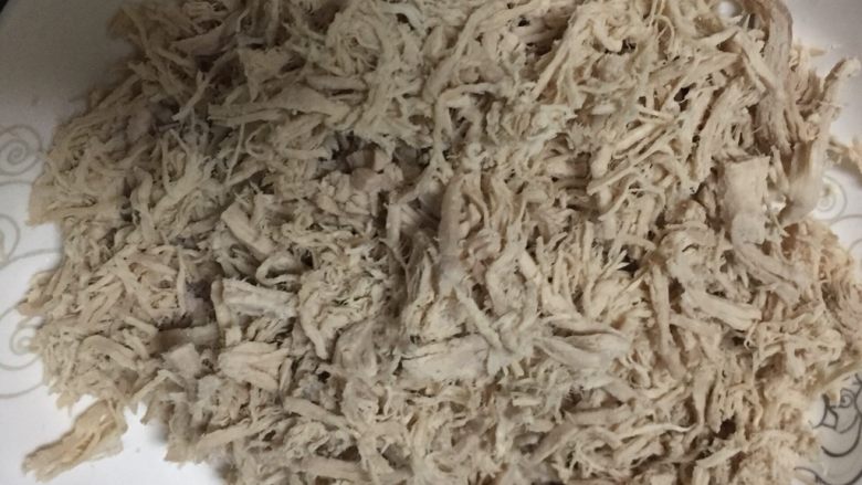 超详细的无油无盐宝宝肉松,用手撕成小条,然后用手搓揉。
!!!这步很重要不可以省略,这样做出来的肉松才会出绒。