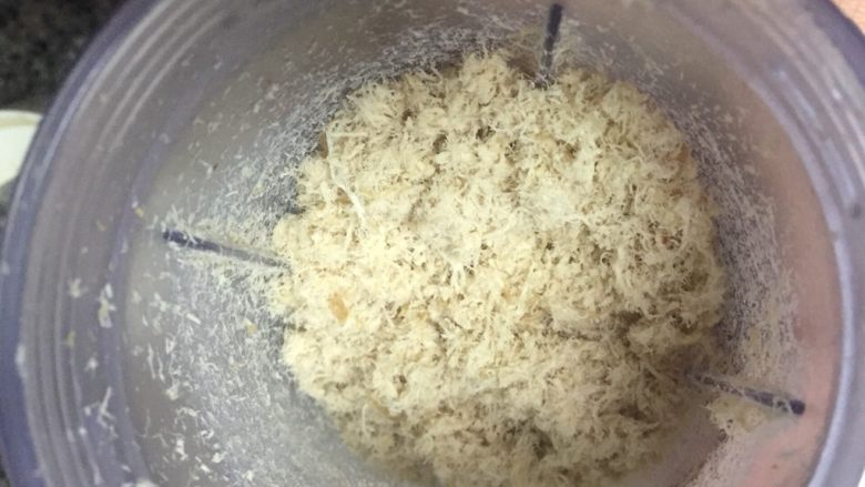 超详细的无油无盐宝宝肉松,放入料理机搅打,不要多,一点一点的间接性的搅打,就是打一下,摇一摇再接着打,很快就可以出绒了。