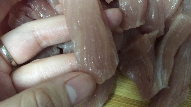 超详细的无油无盐宝宝肉松,<a style='color:red;display:inline-block;' href='/shicai/ 414'>猪肉</a>洗净顺着纹理切条,最好用猪里脊肉,不是猪里脊要用纯瘦肉除去筋膜。