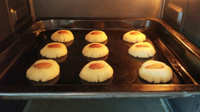杏仁酥,烤箱120度预热,中层(上面数下来第二层)上管130℃下管120℃烤制25分钟。