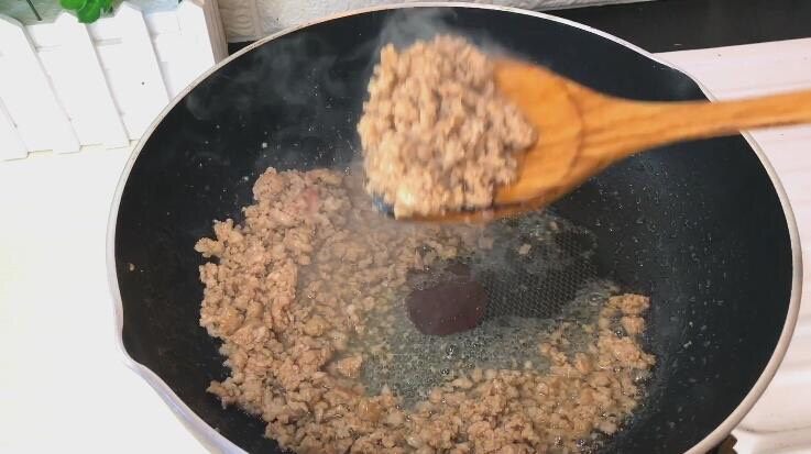 下饭神器 豆角肉末,肉泥炒变白捞后出备用