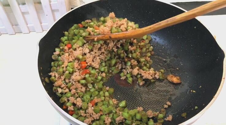 下饭神器 豆角肉末,翻炒均匀 3分钟左右