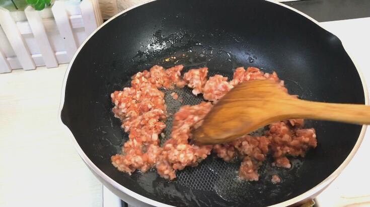 下饭神器 豆角肉末,油热下锅 炒变色