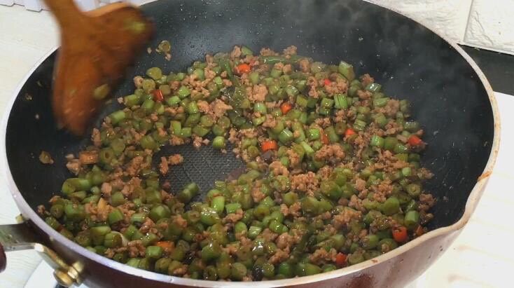 下饭神器 豆角肉末,翻炒均匀入味 豆角变深绿色即可
