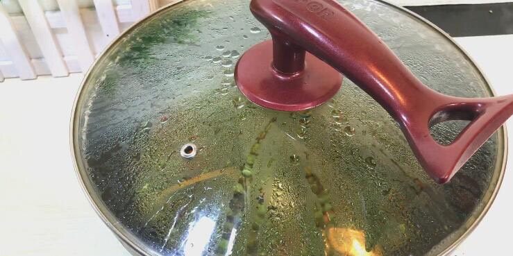 下饭神器 豆角肉末,盖上焖煮 多次少量的加水焖干(反复3次加水)