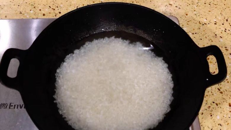 小炒肉焖饭,米洗净、加入适量水浸泡
(水量比平时电饭煲煮饭的水略少一些)