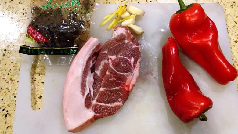 小炒肉焖饭,准备好食材洗净备用
这种<a style='color:red;display:inline-block;' href='/shicai/ 86663'>红辣椒</a>不辣的 略带甜味