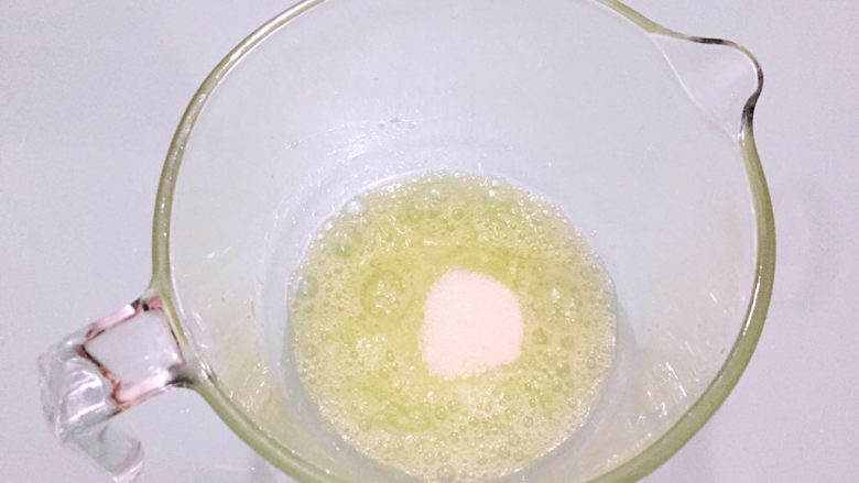 原味蛋糕卷,加入白糖,白糖分三次加入