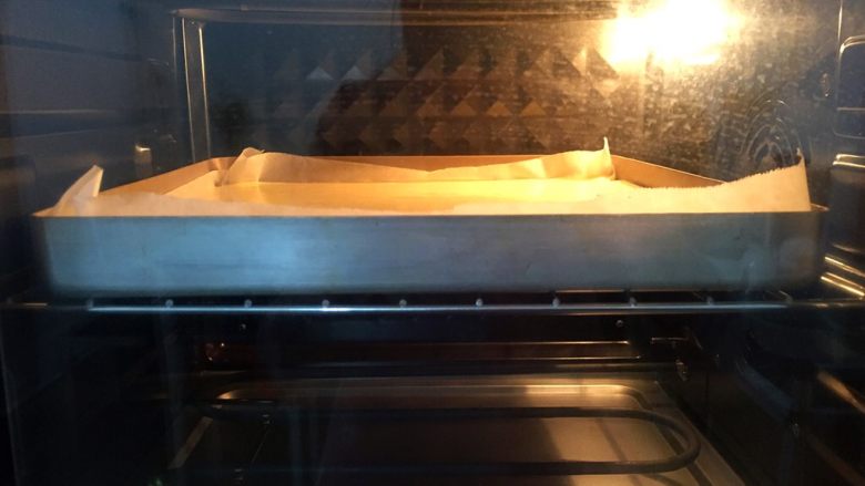 原味蛋糕卷,放进预热好的烤箱,上下火180度,中层20分钟