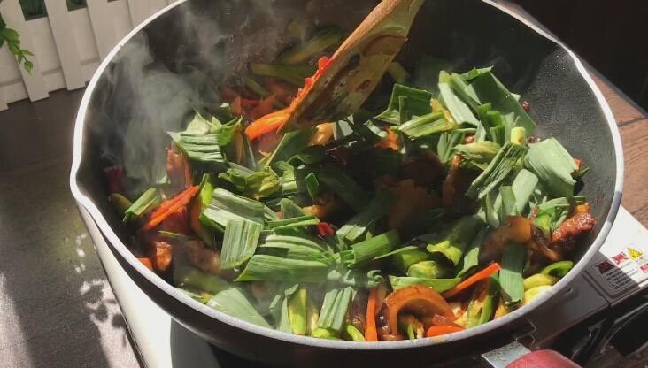 五花肉炒大蒜苗,然后加入 大蒜绿
