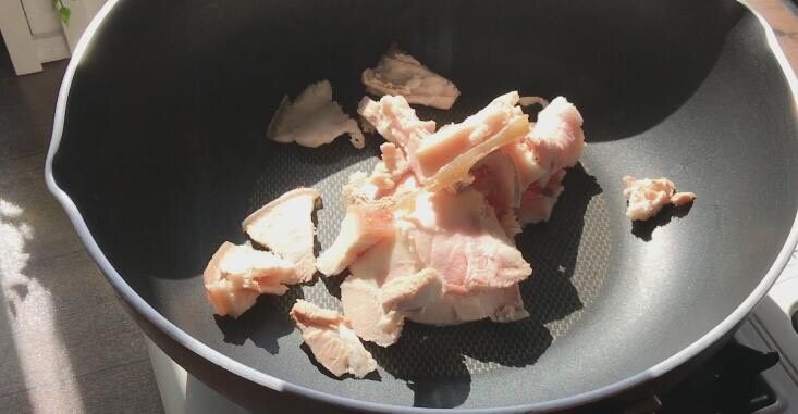 五花肉炒大蒜苗,锅内不放油 把五花肉炒出油来(用不粘锅)