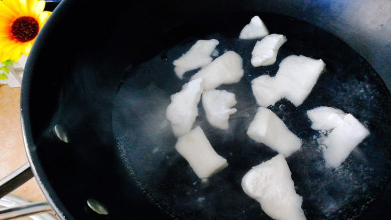 元宵节+鲜肉汤圆,烫粿婆,先将水烧开再放入粿婆