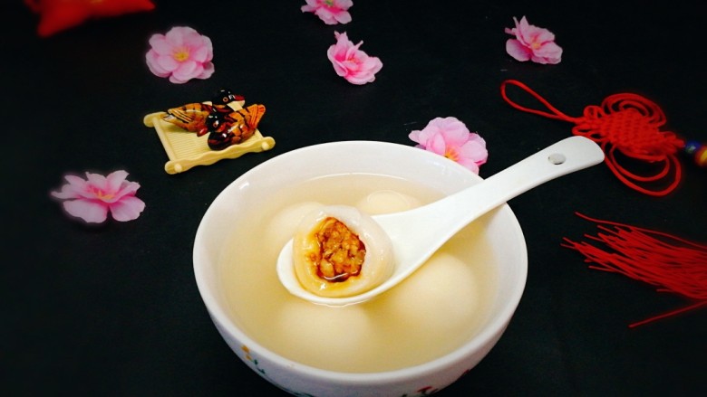 元宵节+鲜肉汤圆,咬一口汤圆皮薄,软糯馅鲜。😍😍😍😍😍
