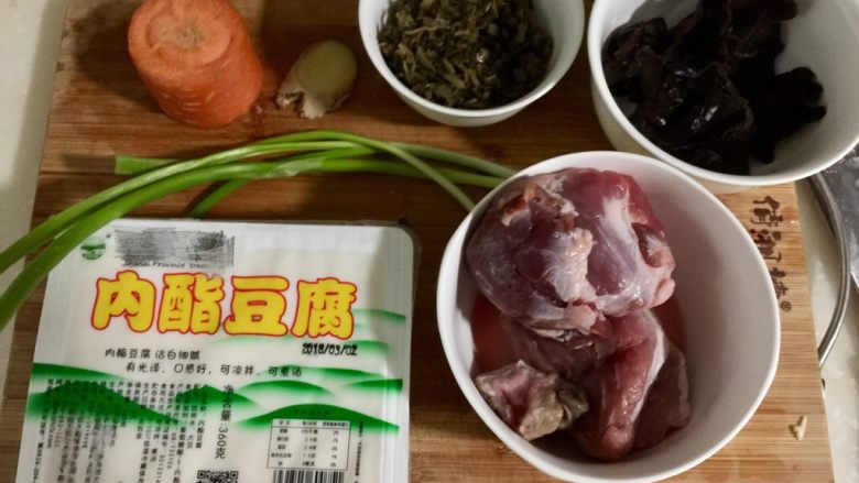 鲜嫩香滑美美哒➕彩蔬肉末蒸豆腐,食材合照：猪后腿肉200g，<a style='color:red;display:inline-block;' href='/shicai/ 118129'>干木耳</a>数朵（四五朵足矣，已泡发），雪菜小半碗约70g，<a style='color:red;display:inline-block;' href='/shicai/ 25'>胡萝卜</a>一小节，<a style='color:red;display:inline-block;' href='/shicai/ 474'>内酯豆腐</a>一盒，<a style='color:red;display:inline-block;' href='/shicai/ 37'>姜</a>一小片，<a style='color:red;display:inline-block;' href='/shicai/ 157'>小葱</a>两三根