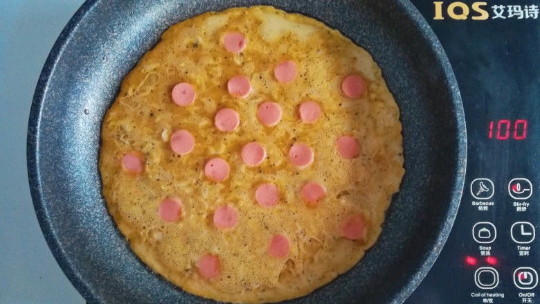 春季补钙食谱-虾皮火腿饼,没有凝固的时候,摆上火腿,记得要小火,否则很快就凝固了,用的电陶炉最小火