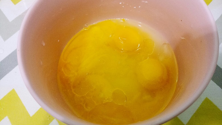 水果奶油蛋糕,鸡蛋黄里面加水和色拉油,搅拌均匀