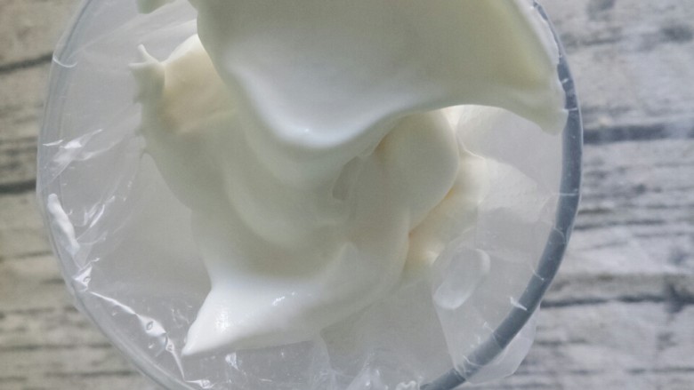 水果奶油蛋糕,打发好,倒入裱花袋