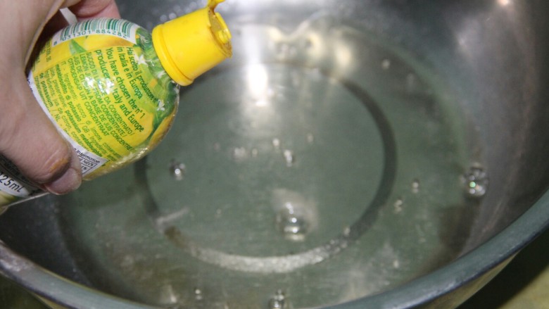 水果奶油蛋糕,接着打发蛋白,先挤几滴柠檬汁