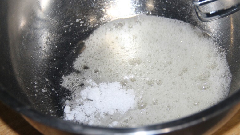 水果奶油蛋糕,把蛋白先打出鱼眼泡,加入三分之一的糖