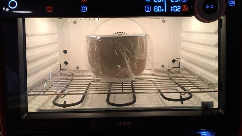 烫种全麦吐司,醒发箱温度25度,湿度80%第一次发酵60分钟。