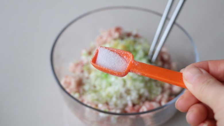老家肉饼,加入盐;
